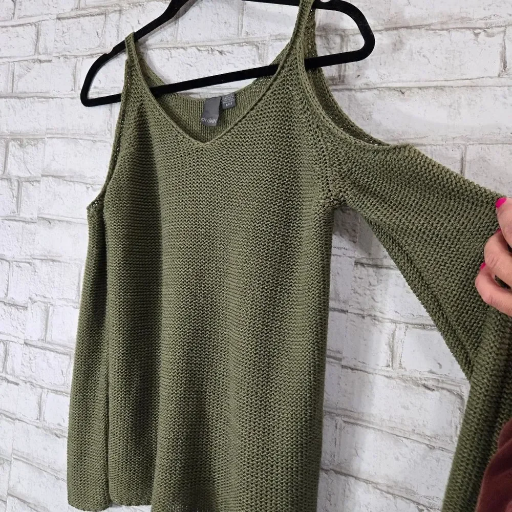 Quinn‎ brand open shoulder sweater